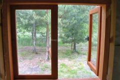 domek-drewniany-widok-przez-okno