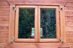 okno-w-domu-drewnianym