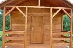 wejscie-do-domku-drewnianego